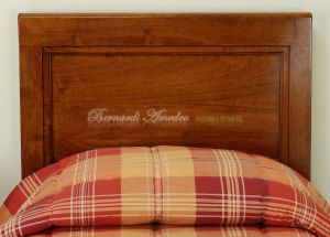 Letto singolo realizzato artigianalmente in legno massello di noce stile classico arte povera
